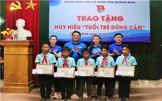 Trao Huy hiệu Tuổi trẻ dũng cảm cho 5 học sinh DTTS cứu 2 em nhỏ đuối nước