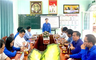 Bí thư Trung ương Đoàn Nguyễn Minh Triết thăm tặng quà Trường Dân tộc Nội trú Vân Canh, Bình Định