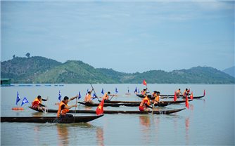 Gia Lai: Sôi nổi Hội đua thuyền độc mộc trên sông Pô Cô tranh cúp A Sanh