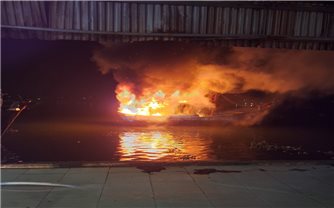 Quảng Ngãi: Điều tra nguyên nhân 2 tàu cá đang neo đậu tại cảng bất ngờ bốc cháy
