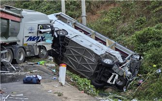 Kon Tum: Xe khách va chạm với xe tải, 23 người thương vong