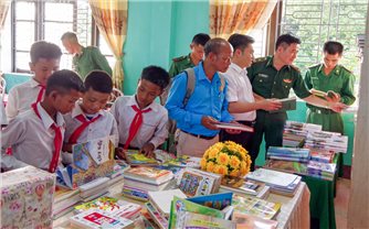 Thừa Thiên Huế: Mang sách đến cho học sinh vùng biên giới
