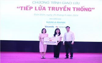 Trao tặng 13.000 bản đồ Việt Nam cho các trường học trên cả nước