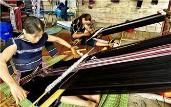 Gia Lai: Truyền dạy nghề dệt thổ cẩm cho đồng bào Ba Na ở Đak Pơ
