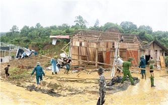 Lào Cai, Yên Bái: Mưa lớn gây sạt lở đất, nhiều nhà cửa bị hư hỏng, đường sá bị chia cắt