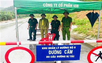 Quốc lộ 8A, đường lên Cửa khẩu Cầu Treo (huyện Hương Sơn, Hà Tĩnh) bị sạt lở nghiêm trọng, ngành chức năng phải cắm biển cấm phương tiện lưu thông.