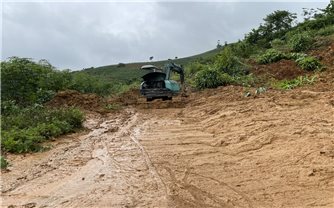 Kon Tum: Mưa lớn kéo dài gây sạt lở đất, nhiều đường giao thông bị ách tắc