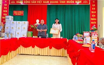 Khen thưởng cô giáo giúp hơn 200 học sinh thoát thảm họa sạt lở đất tại Thanh Hóa