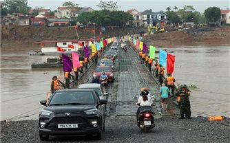 Chính thức thông xe cầu phao Phong Châu nối hai bờ sông Hồng