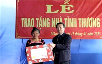 Bí thư Tỉnh ủy Kon Tum trao tặng nhà tình thương hộ đồng bào Xơ Đăng có hoàn cảnh khó khăn