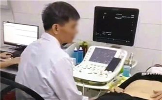 Thanh Hóa điều chuyển bác sĩ bị phản ánh “vừa siêu âm vừa xem bóng đá”