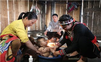 Quan tâm tăng cường chính sách đãi ngộ xứng đáng với cô đỡ thôn bản