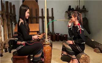 Nữ “thủ lĩnh” trẻ thắp lửa văn hóa Ê Đê