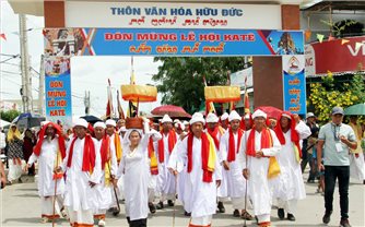 Khánh Hòa: Đồng bào Chăm làng Hữu Đức rước y trang và mừng đón Lễ hội Katê 2025