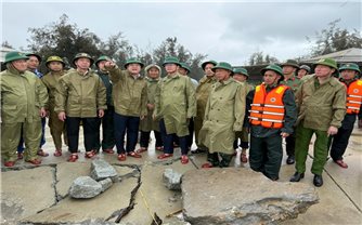 Bão số 12 suy yếu, miền Trung đối mặt mưa lớn kéo dài và nguy cơ lũ quét, sạt lở