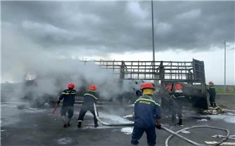Xe tải bốc cháy trên cao tốc
