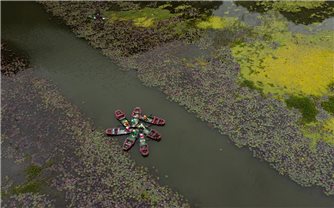 Sắc thu tuyệt đẹp trên dòng sông Ngô Đồng mùa hoa súng