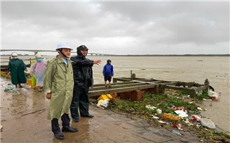 Đà Nẵng bờ kè sạt lở, giao thông tạm thời bị gián đoạn