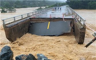 Lũ cuốn trôi mố cầu Ca Da, chia cắt giao thông