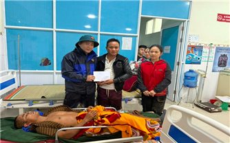 Đà Nẵng khiêng 3 người bị thương do sạt lở vượt 20 km đường núi đi cấp cứu