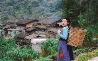 Cô gái nhỏ mang vải lanh truyền thống người Mông ra thế giới