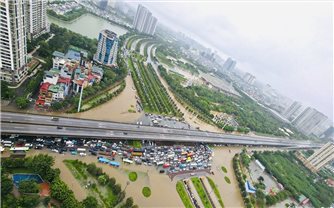 Hàng loạt tuyến đường Hà Nội ngập sâu, giao thông tê liệt