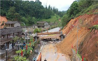 Tuyên Quang: Công trình biểu tượng bị sập do sạt lở đất, người dân không khỏi xót xa