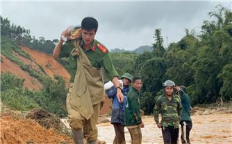 Công an xã miền núi băng rừng, lội suối hỗ trợ người dân trong vùng bị cô lập