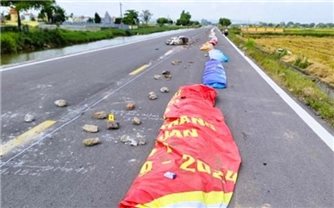 Chặn đường để phơi thóc khiến một người đi đường tử vong