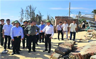 Thủ tướng Chính phủ Phạm Minh Chính thăm, tặng quà động viên người dân, doanh nghiệp thiệt hại do thiên tai tại Gia Lai