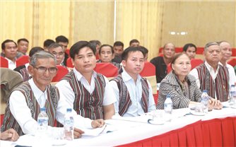 Những người ăn cơm nhà lo việc làng