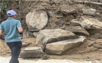 Hàng ngàn khối đất đá tràn xuống, chia cắt giao thông nhiều ngày ở các xã miền núi TP. Đà Nẵng