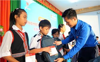 Tuyên dương học sinh, sinh viên tiêu biểu và trao nhiều học bổng hỗ trợ con em vùng khó