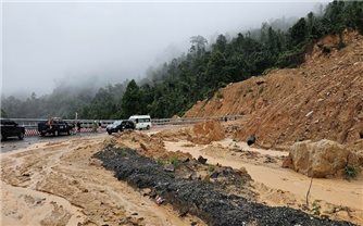 Mưa lũ gây thiệt hại nặng nề tại khu vực Trung Bộ