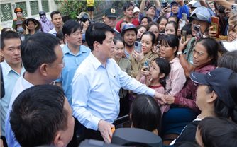 Chủ tịch nước Lương Cường thăm hỏi bà con vùng lũ tại Đà Nẵng