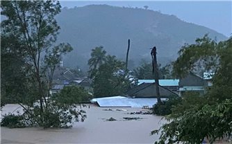 Nước lũ lên nhanh, Chủ tịch UBND tỉnh Đắk Lắk yêu cầu bảo đảm an toàn cho người dân là trên hết