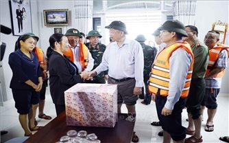 Tổng Bí thư Tô Lâm thăm, tặng quà người dân bị ảnh hưởng do mưa lũ tại Huế