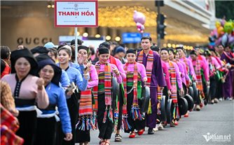 Tiếng cồng chiêng người Mường vang dội trên phố đi bộ hồ Hoàn Kiếm