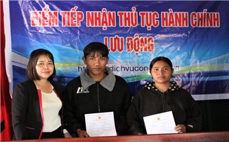 Cán bộ xã vượt núi về làng tiếp nhận thủ tục hành chính lưu động