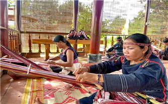 Gia Lai: Truyền dạy nghề dệt thổ cẩm, chỉnh chiêng Ba Na