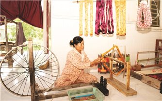 Hướng đi mới cho nghề dệt thổ cẩm truyền thống của đồng bào Khmer