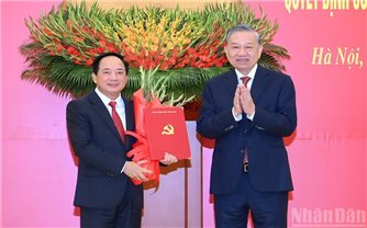 Tổng Bí thư Tô Lâm trao các quyết định của Bộ Chính trị về công tác cán bộ