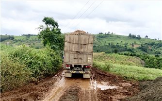 Quảng Ngãi: Xe tải trọng lớn cày nát đường liên xã được đầu tư từ Chương trình MTQG 1719