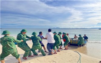 Bộ đội Biên phòng Gia Lai giúp dân neo đậu tàu thuyền, gặt lúa chạy bão số 13