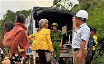 Sườn núi xuất hiện vết nứt kéo dài, di dời gấp 46 hộ dân