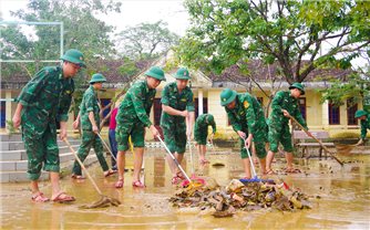 Bộ đội Biên phòng chung tay khắc phục hậu quả mưa lũ ở Quảng Trị