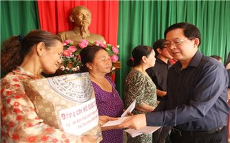 Phó Thủ tướng Hồ Quốc Dũng thăm, tặng quà người dân vùng bão số 13