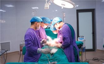 Gia Lai: Phẫu thuật thành công cho một phụ nữ Campuchia có khối u nặng 4 kg