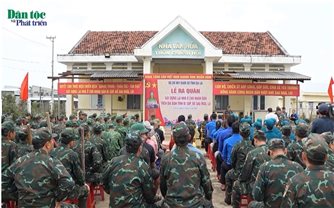 Những ngôi nhà ấm tình quân dân sau bão, lũ