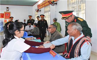 Binh đoàn 15: Khám bệnh, cấp thuốc miễn phí cho Nhân dân vùng biên giới Gia Lai